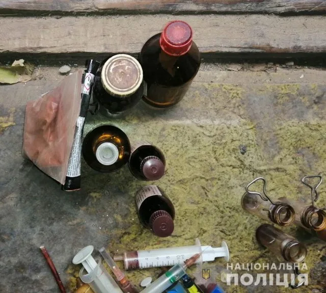 Полицейские изъяли оружие и особо опасные наркотики у жителя Берислава