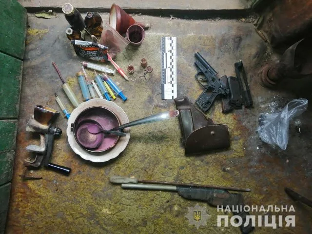 Полицейские изъяли оружие и особо опасные наркотики у жителя Берислава