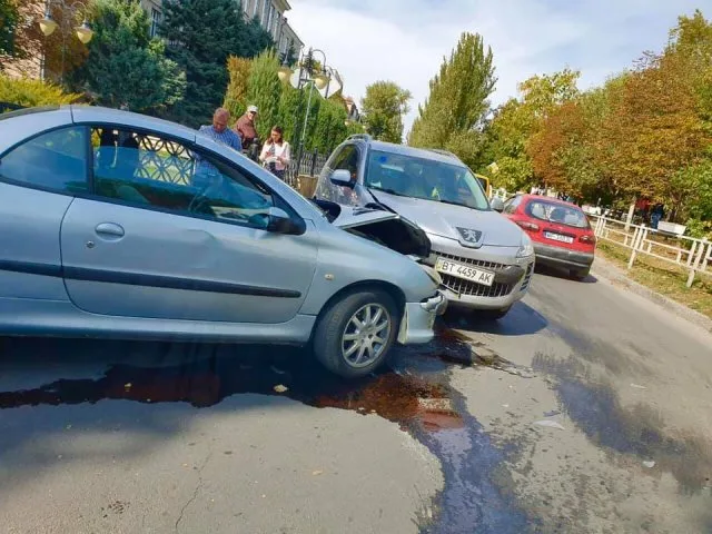 В центре Херсона ДТП: “евробляхер” не уступил дорогу авто с нормальными номерами