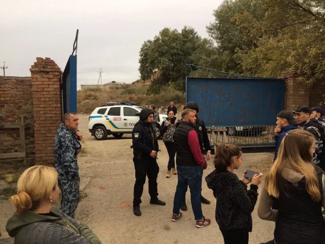 Фильтров нет: представители «Нацкорпуса» пришли пикетировать «Микрон»