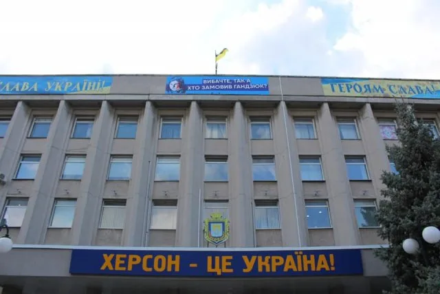На мэрию Херсона вернули баннер “Кто заказал Гандзюк?”