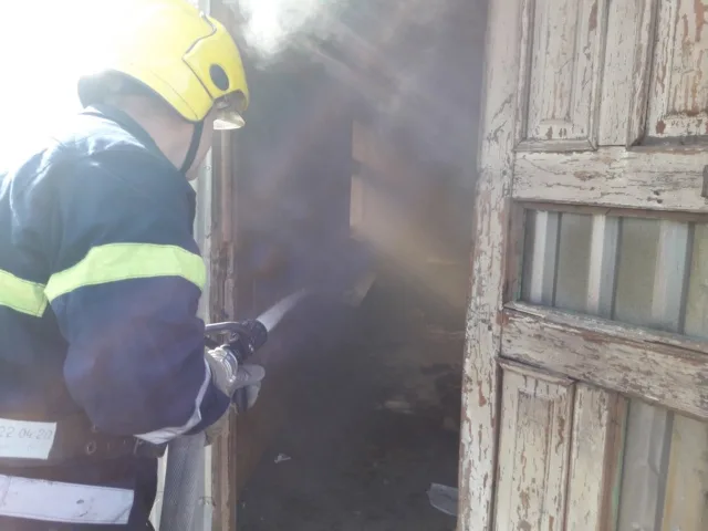Спасатели Новой Каховки тушили пожар в заброшенном здании