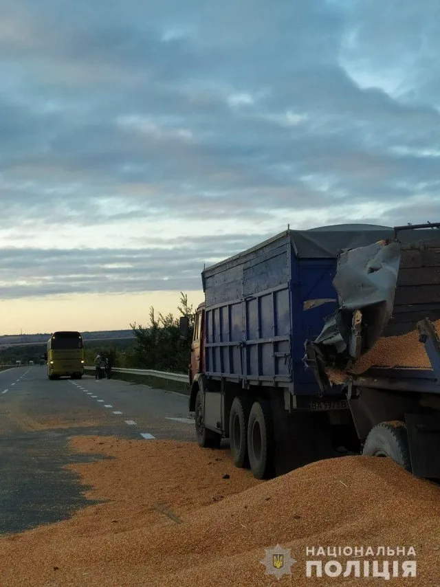 Херсонец погиб в ДТП в соседней области: рейсовый автобус, в котором он ехал, столкнулся с грузовиком