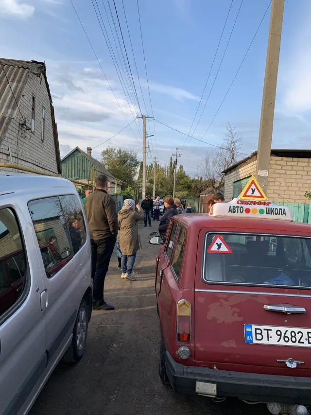 В Херсоне в пер. Проточном местные жители заблокировали автомобили дачников