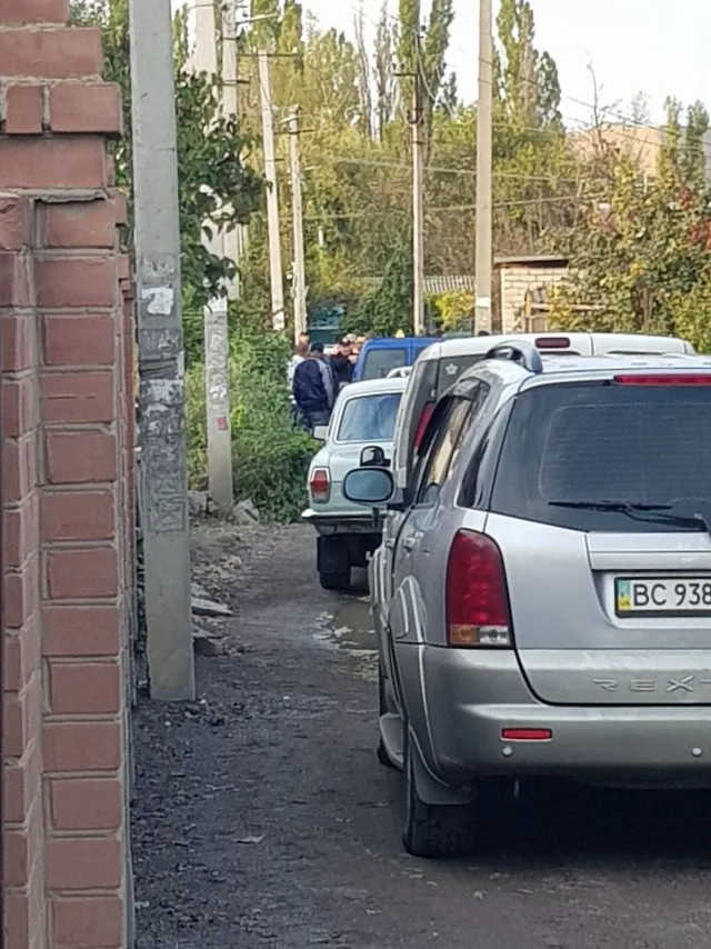 В Херсоне в пер. Проточном местные жители заблокировали автомобили дачников