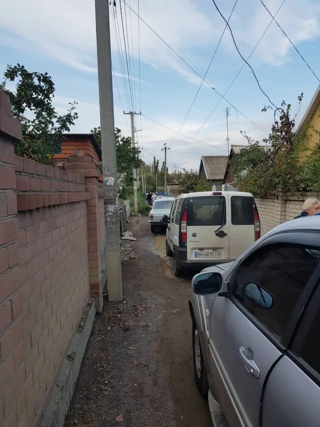 В Херсоне в пер. Проточном местные жители заблокировали автомобили дачников
