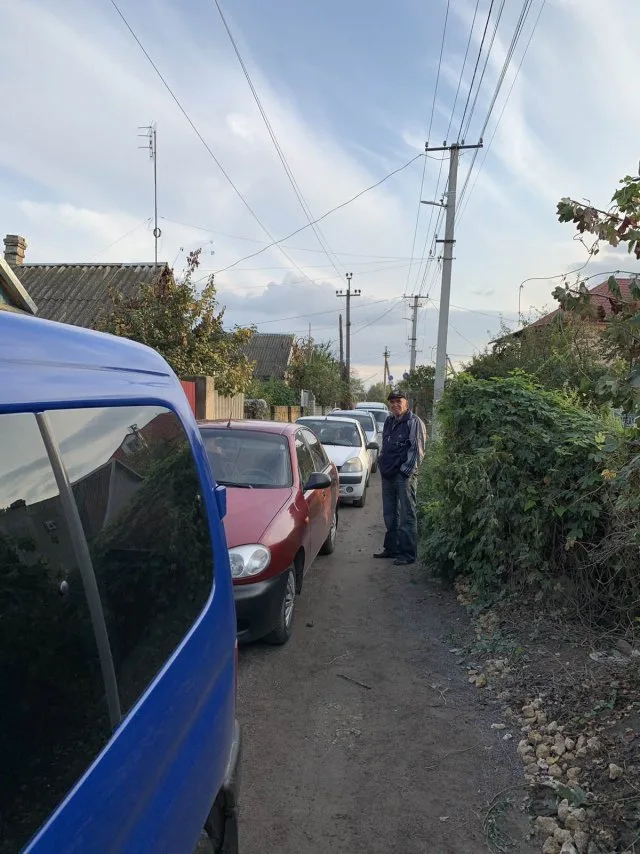 В Херсоне в пер. Проточном местные жители заблокировали автомобили дачников