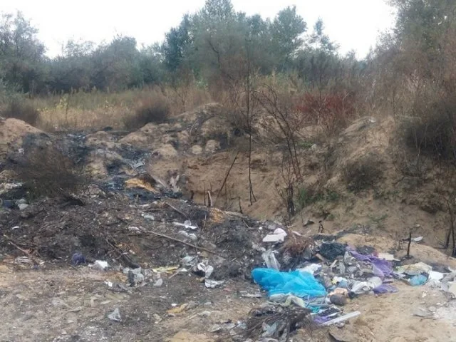 В Олешках водитель мусоровоза «не довез» мусор до свалки, чтобы разжиться дармовым топливом
