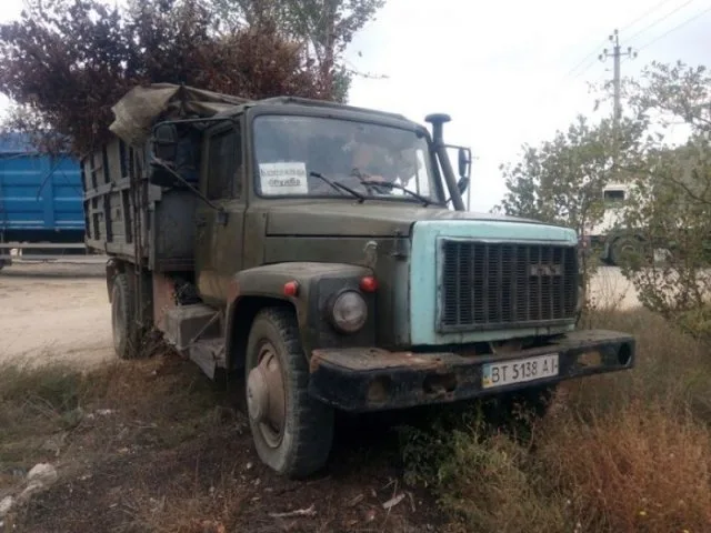 В Олешках водитель мусоровоза «не довез» мусор до свалки, чтобы разжиться дармовым топливом