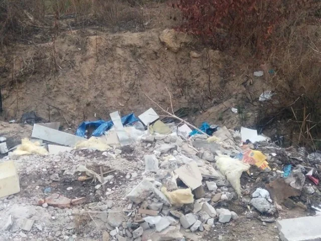 В Олешках водитель мусоровоза «не довез» мусор до свалки, чтобы разжиться дармовым топливом