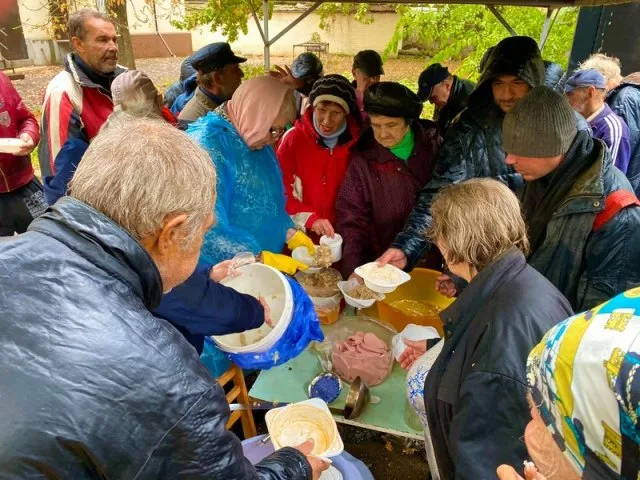 Сегодня в Херсоне священники кормили бездомных и малоимущих
