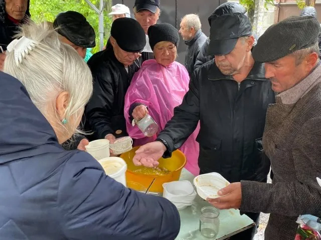 Сегодня в Херсоне священники кормили бездомных и малоимущих