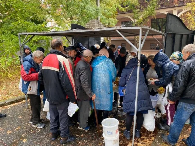 Сегодня в Херсоне священники кормили бездомных и малоимущих