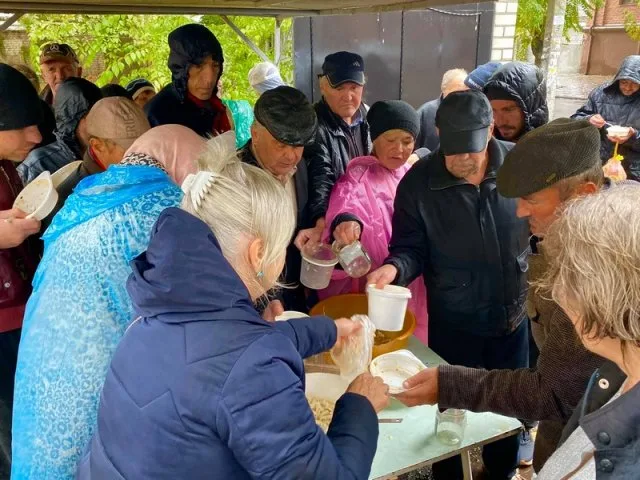 Сегодня в Херсоне священники кормили бездомных и малоимущих