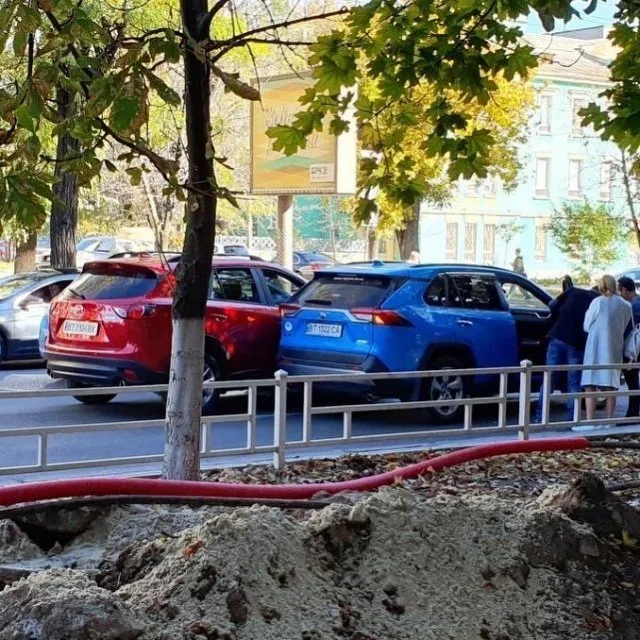 В Херсоне перед пешеходным переходом столкнулись иномарки
