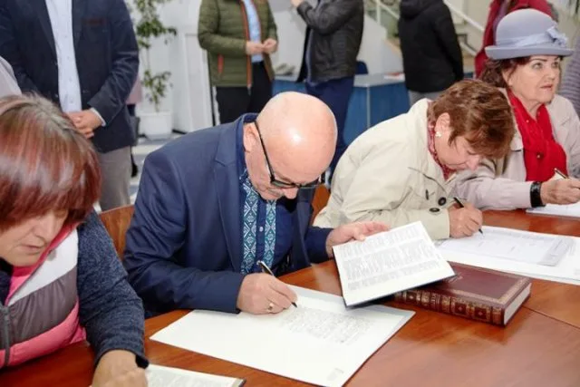 Новокаховчане присоединились к Всеукраинскому переписыванию Библии