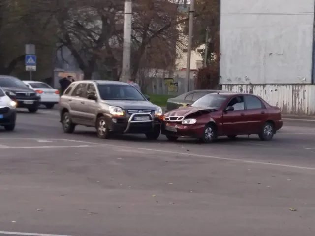 В Херсоне на аварийно опасной площади снова произошло ДТП