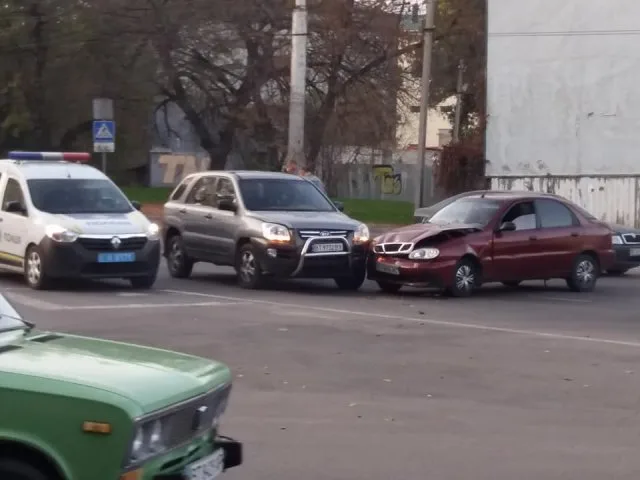В Херсоне на аварийно опасной площади снова произошло ДТП