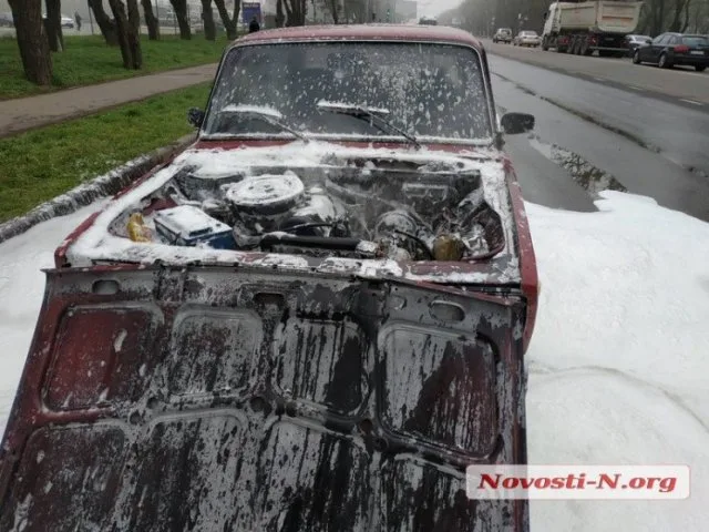 В Херсоне на ходу вспыхнул “ВАЗ”