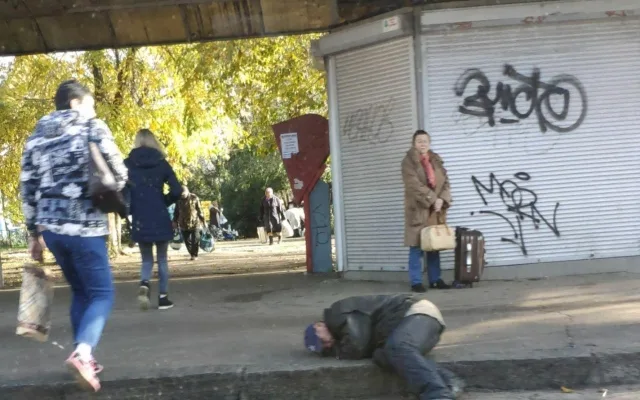 Пьяному херсонцу чуть не переехали ноги