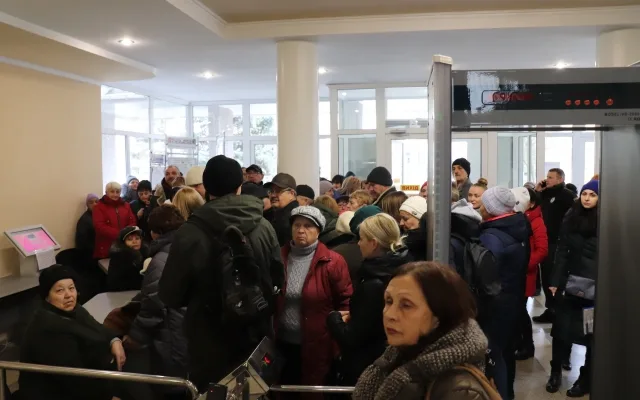 В Херсоне толпа разъяренных горожан “атаковала” паспортный стол