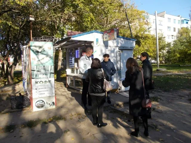Полиция разбирается с киоском на Шуменском
