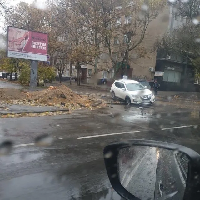 В центре Херсона внедорожник провалился в яму на проезжей части