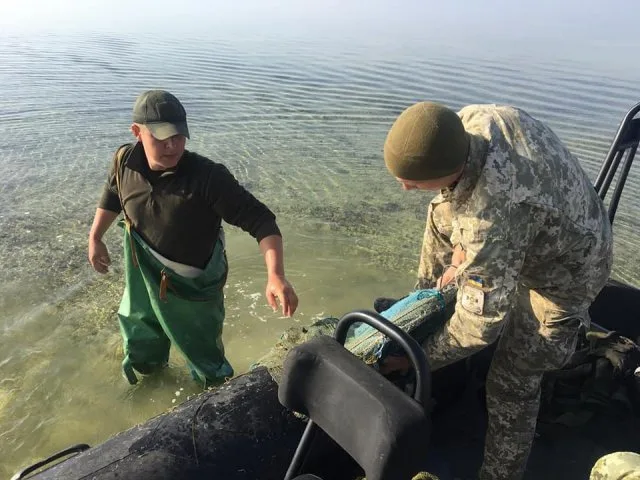 Возле Джарылгача пограничники с работниками нацпарка выявили браконьерские снасти с уловом