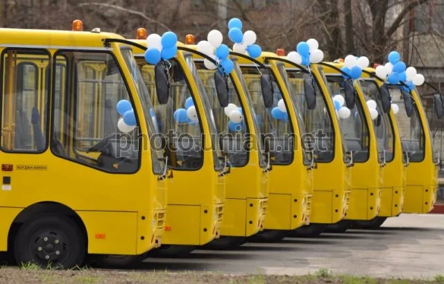 Завтра семь районов Херсонщины получат ключи от школьных автобусов