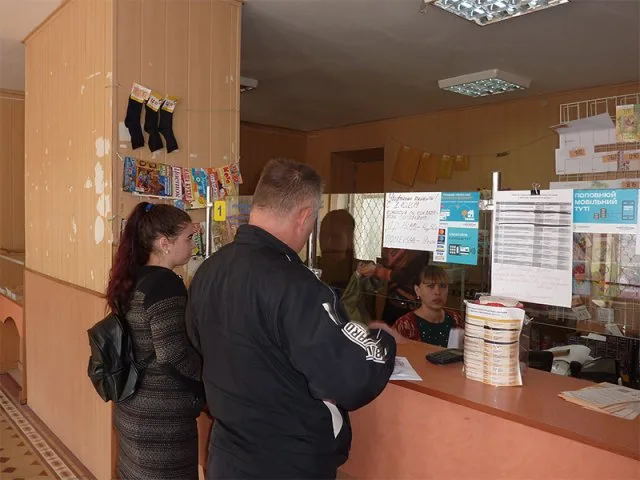 Херсонцы ходят на почту за носками