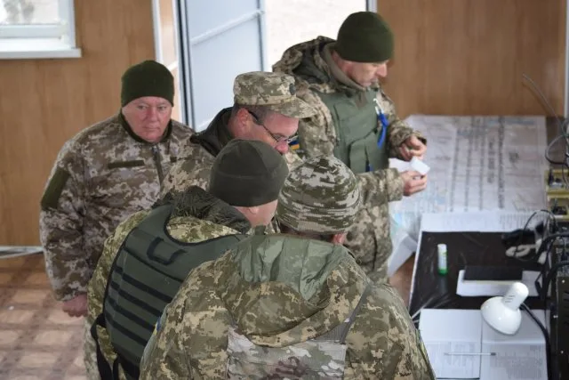 На Херсонщине военные проводят батальонные тактические учения. Но без боевой стрельбы
