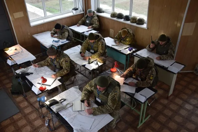 На Херсонщине военные проводят батальонные тактические учения. Но без боевой стрельбы