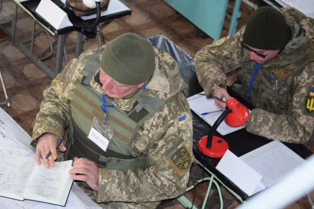 На Херсонщине военные проводят батальонные тактические учения. Но без боевой стрельбы
