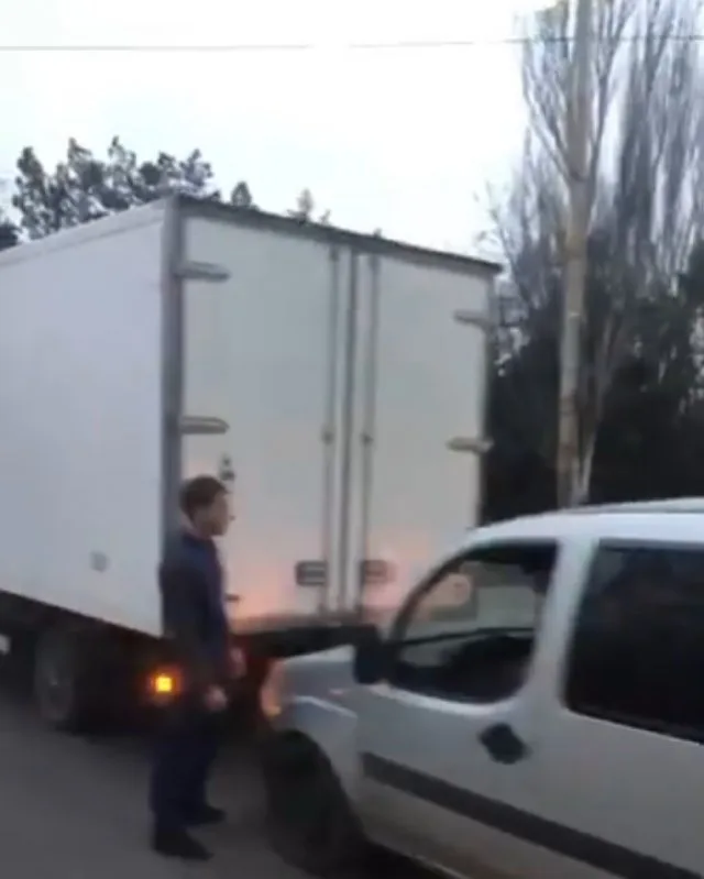 В Херсоне на Николаевском шоссе столкнулись легковушка и грузовой фургон