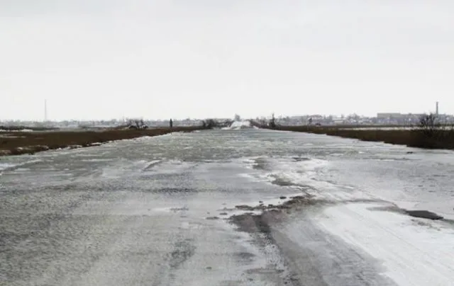 Шторм в Геническе – Бушующее Море! Обрыв, городской пляж и дорога на Арабатскую стрелку