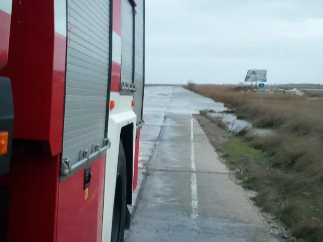 На Арабатской Стрелке на участке автодороги, которую залило море,  дежурят спасатели