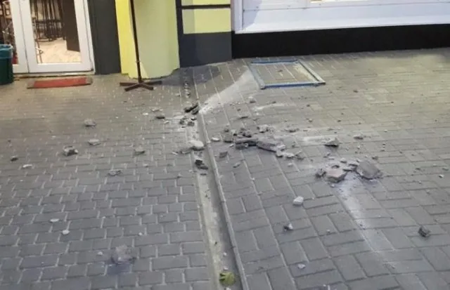 В центре Херсона разрушается историческое здание, угрожая здоровью пешеходов