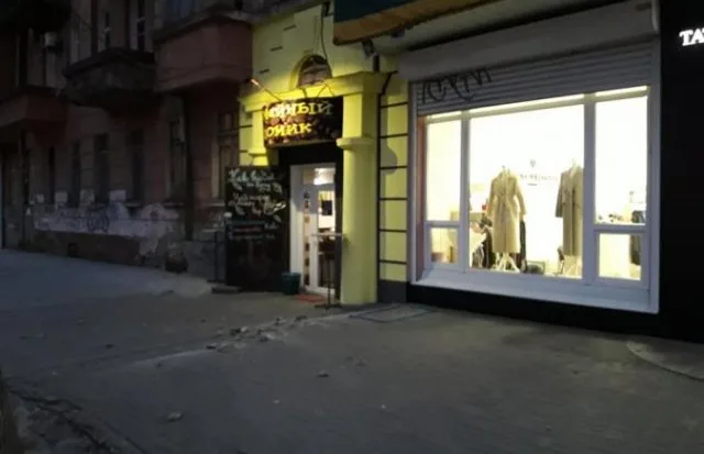 В центре Херсона разрушается историческое здание, угрожая здоровью пешеходов