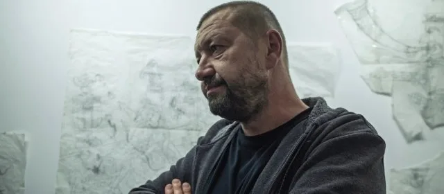 «Них*я мы не альбатросы». Художник Слава Машницкий открыл в обычной херсонской хрущевке музей современного искусства