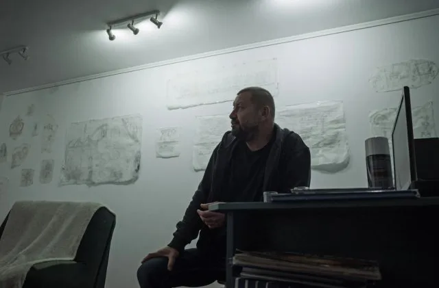 «Них*я мы не альбатросы». Художник Слава Машницкий открыл в обычной херсонской хрущевке музей современного искусства