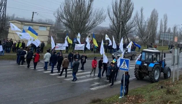 Перекрывать дорогу возле Каховской ГЭС собирались около 200 аграриев, – полиция