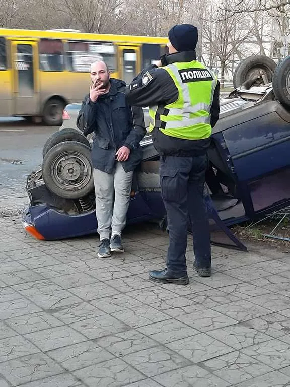 В Херсоне перевернулась машина – «пьянючий водитель жив»