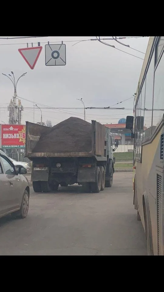 В Херсоне испуганные горожане заметили подозрительный грузовик: боятся, что песок уже везут на свалку
