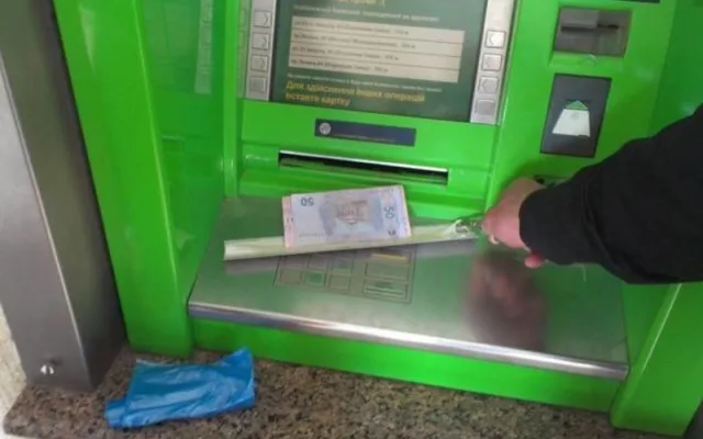 В Херсоне охранник банка обнаружил “накладку” на одном из банкоматов