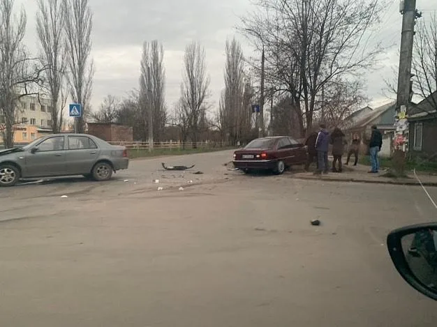 В Херсоне районе оптовой базы столкнулись машины