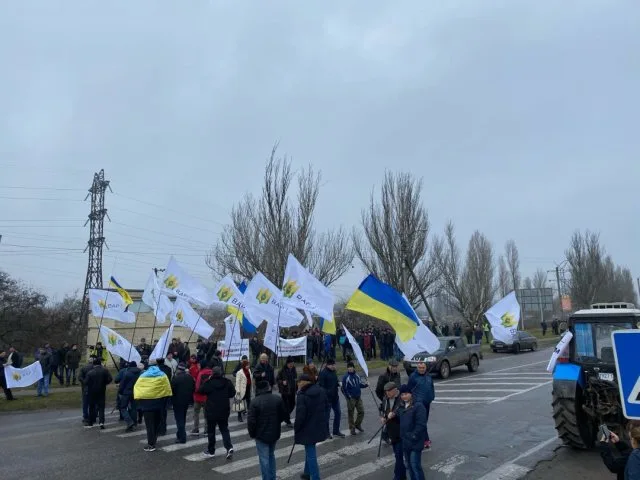 Перекрывать дорогу возле Каховской ГЭС собирались около 200 аграриев, – полиция