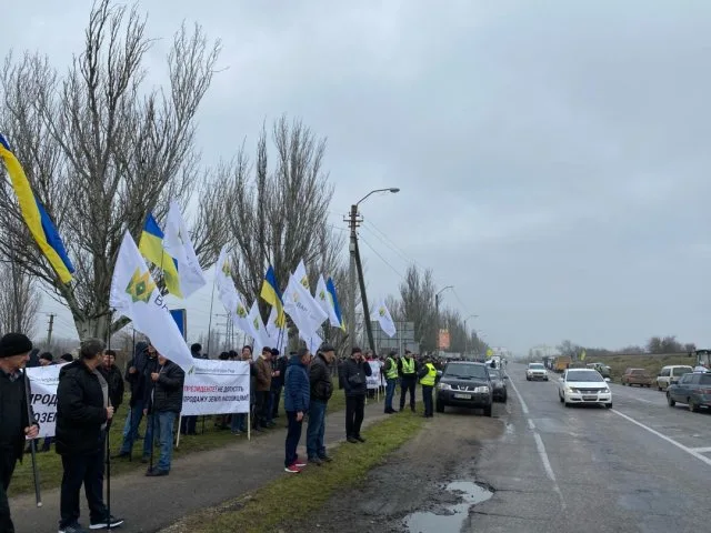 Перекрывать дорогу возле Каховской ГЭС собирались около 200 аграриев, – полиция