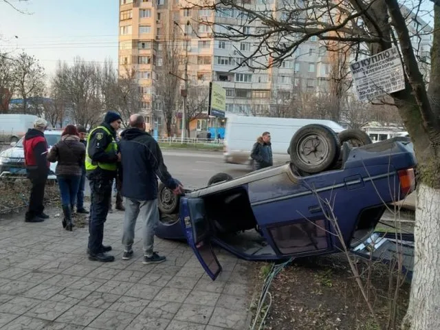В Херсоне перевернулась машина – «пьянючий водитель жив»