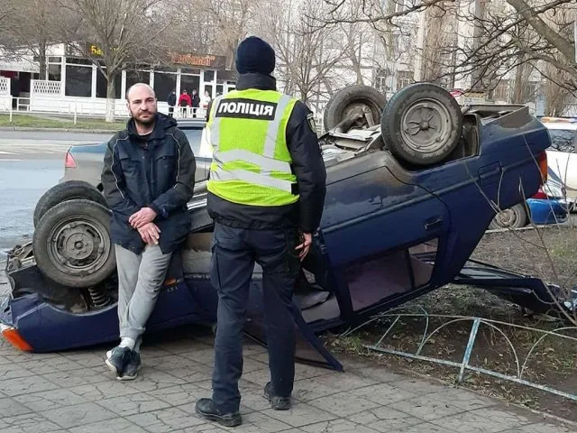 В Херсоне перевернулась машина – «пьянючий водитель жив»