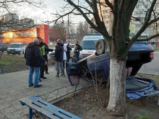 В Херсоне перевернулась машина – «пьянючий водитель жив»